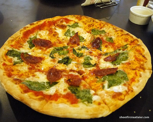 chorizo e spinaci pizza