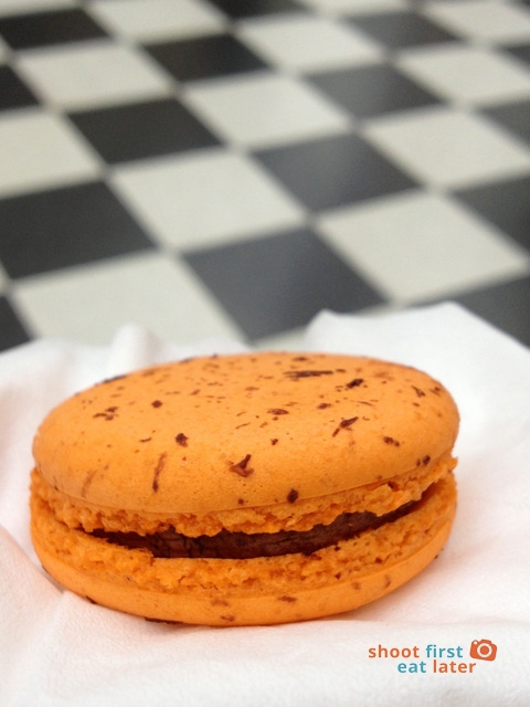 A La Folie orange chocolate macaron