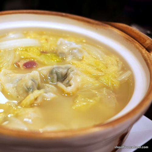 double boiled chicken soup w/ wonton in casserole 
