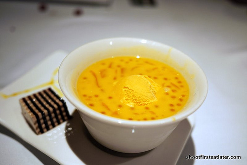 chilled sago cream w/ mango puree & pomelo