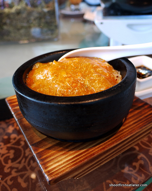 hairy crab roe cream & rice in hot stone bowl