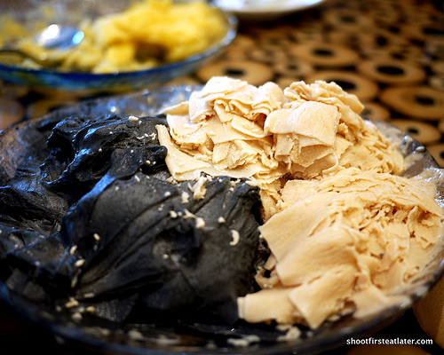 black sesame & peanut butter shaved ice