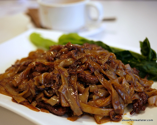 wet-fried flat noodles w/ shredded beef in Swiss sauce