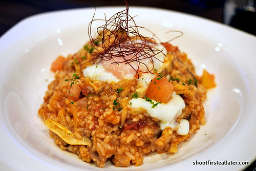 Mushroom & chicken risotto w/ fresh tomato & hot spring egg
