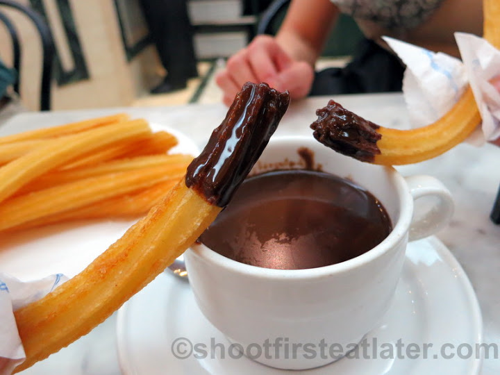 Chocolateria San Gines- churros con chocolate €3,70 (1)
