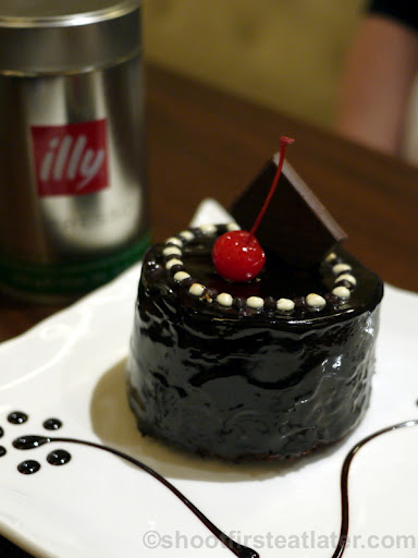 Maitre Chocolatier Boutique Cafe- hidden desire - Lindt moist dark chocolate cake P320-001