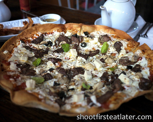 ultra thin garlic lamb pizza