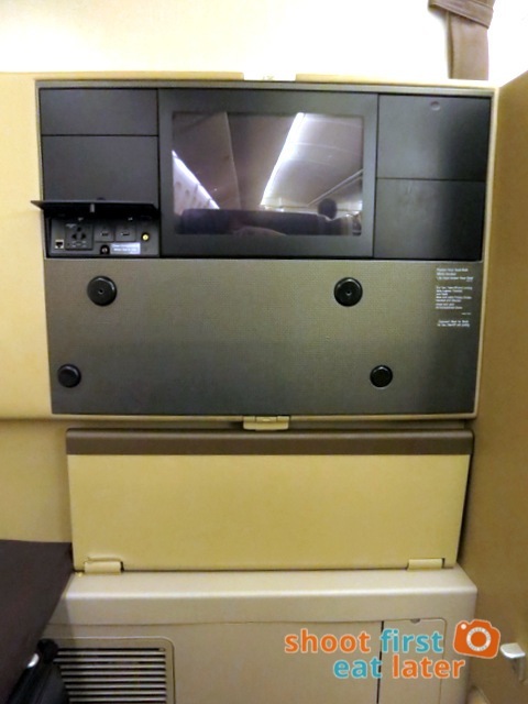 SQ 285 Boeing 777 300ER  business class-001