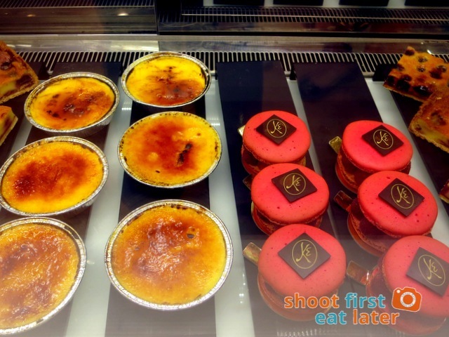 Eric Kayser Hong Kong - creme brulee, raspberry & pistachio macaron