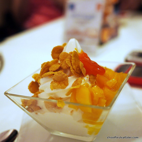 frozen yogurt w/ mangoes & cornflakes