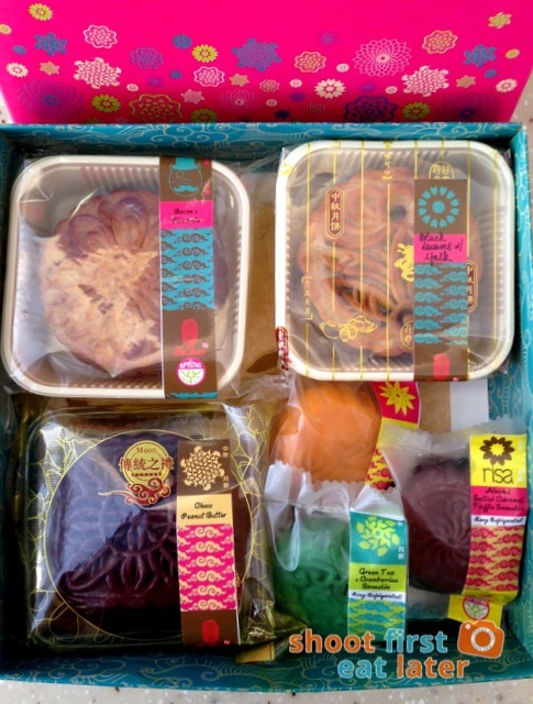 Spring by Ha Yuan mooncakes - -001