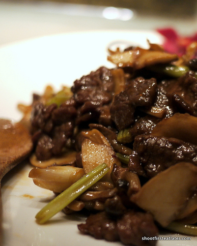 wok-fried prime angus beef w/ wild mushrooms