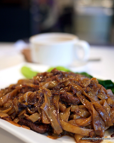 wet-fried flat noodles w/ shredded beef in Swiss sauce