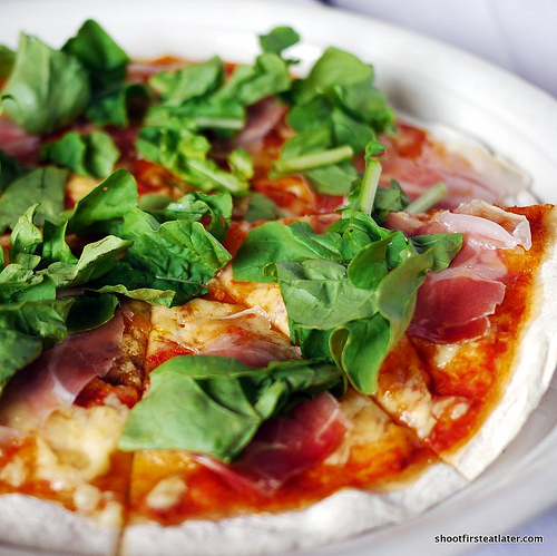 pizza w: parma ham & arugula