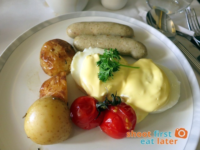  baked eggs with hollandaise sauce, chicken sausage, tomato & potatoes
