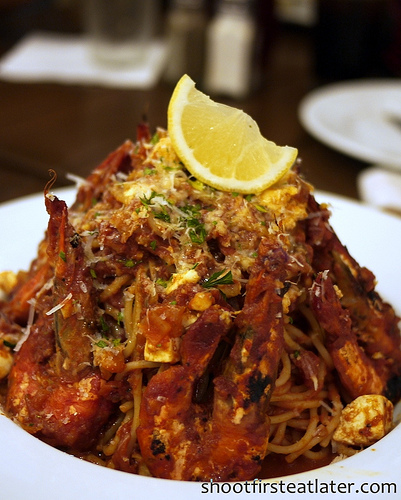 garides mi feta spaghetti (prawn & feta spaghetti)